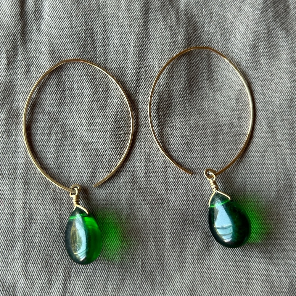 Dangle earrings with green stone